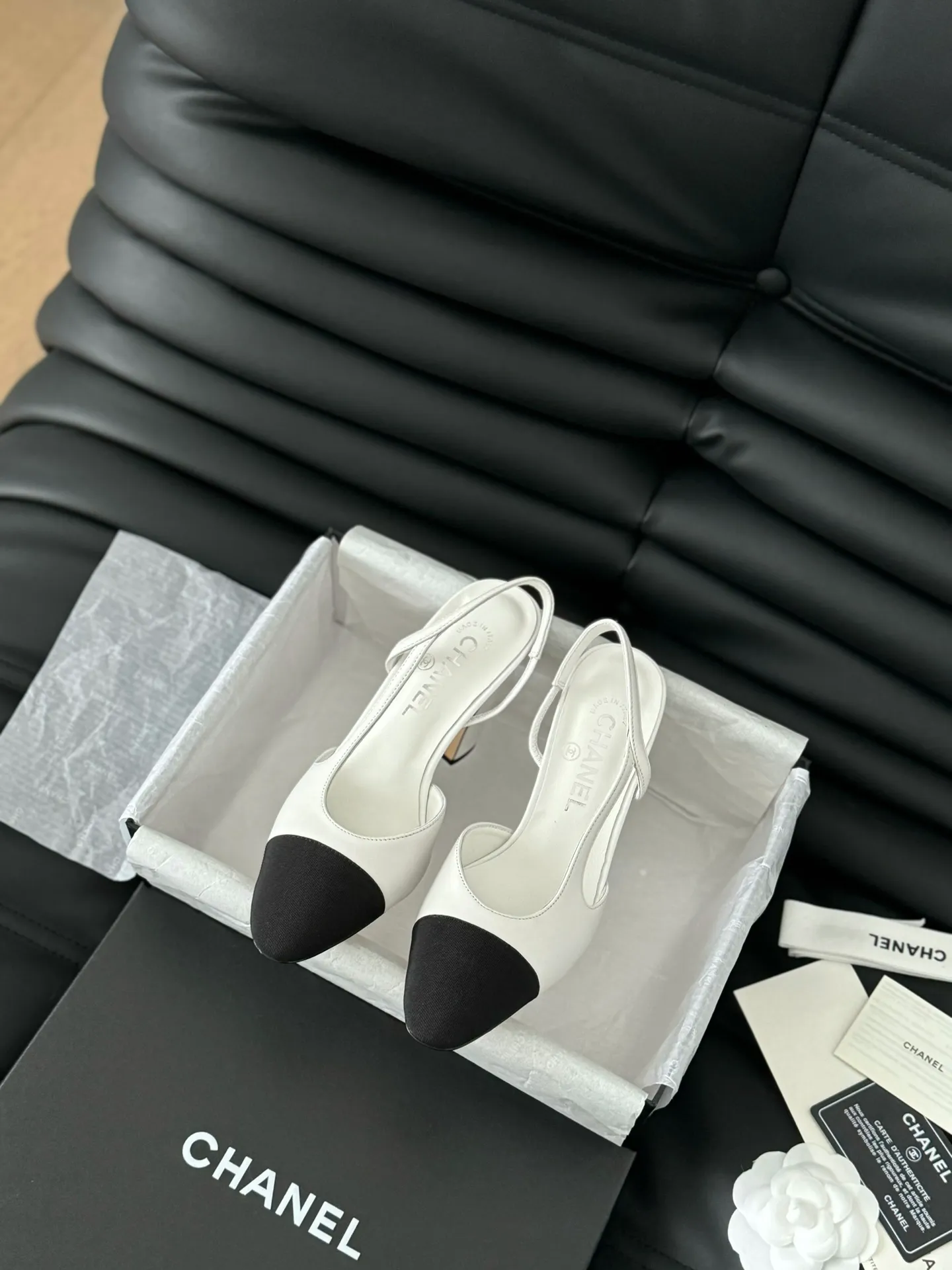 👟👟Ex-factory price 500👟👟 Purchasing-grade Chanel classic slingback sandals. We have been making this model for the past few years. This year we will re-purchase the version and make a detailed copy again. I found that the upper lines and body comfort of the new version have been slightly adjusted! The brand won't say anything because the overall appearance difference is not big and it doesn't affect wearing. All colors now produced are produced according to the latest styles! What you buy is the latest classic model from the counter, made of imported mixed sheepskin surface material, imported mixed sheepskin, and Italian imported cowhide leather soles! High heels 6.5cm Size:35-39 Other sizes can be customized